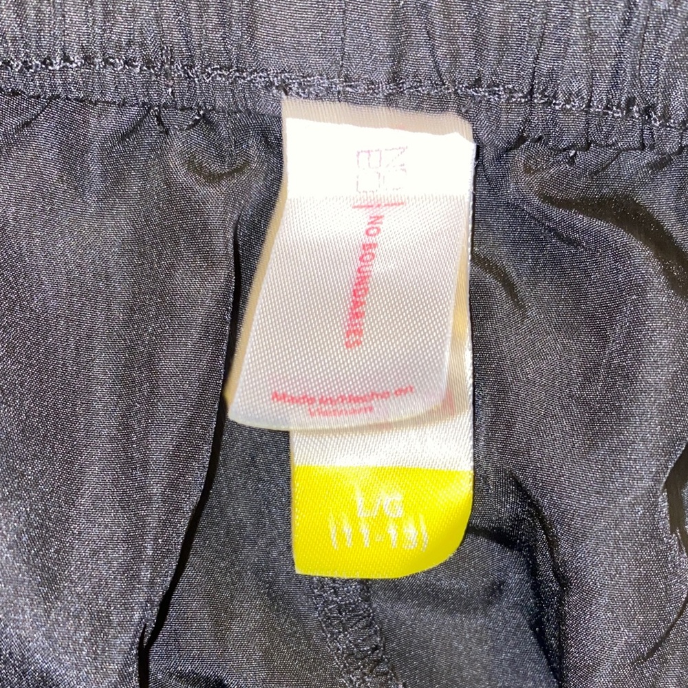 No Boundaries Large Women's Woven Mid-Rise Piped Dolphin Shorts 2.5" - Picture 3 of 9